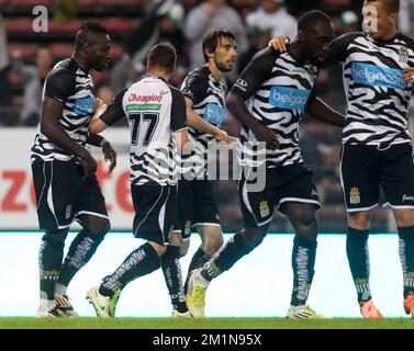 20120901 – CHARLEROI, BELGIEN: Charlerois Spieler feiern während des Jupiler Pro League-Spiels zwischen Sporting Charleroi und AA Gent in Charleroi am Samstag, den 01. September 2012, am sechsten Tag der belgischen Fußballmeisterschaft. BELGA PHOTO VIRGINIE LEFOUR Stockfoto