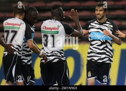 20120901 – CHARLEROI, BELGIEN: Charlerois Spieler feiern während des Jupiler Pro League-Spiels zwischen Sporting Charleroi und AA Gent in Charleroi am Samstag, den 01. September 2012, am sechsten Tag der belgischen Fußballmeisterschaft. BELGA PHOTO VIRGINIE LEFOUR Stockfoto