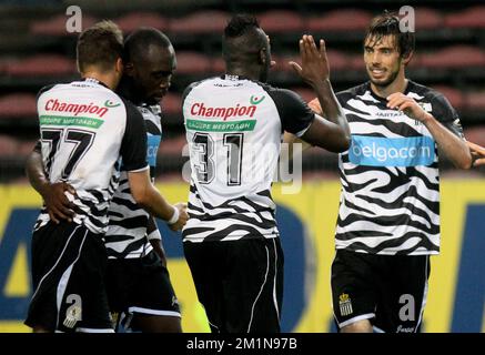 20120901 – CHARLEROI, BELGIEN: Charlerois Spieler feiern während des Jupiler Pro League-Spiels zwischen Sporting Charleroi und AA Gent in Charleroi am Samstag, den 01. September 2012, am sechsten Tag der belgischen Fußballmeisterschaft. BELGA PHOTO VIRGINIE LEFOUR Stockfoto