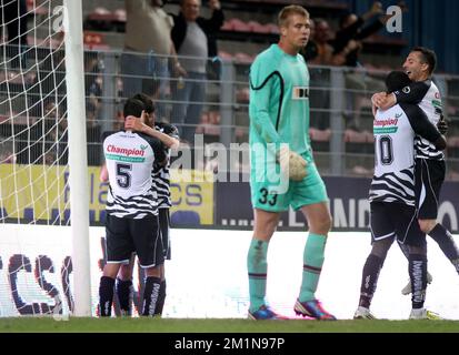 20120901 – CHARLEROI, BELGIEN: Charlerois Spieler feiern während des Jupiler Pro League-Spiels zwischen Sporting Charleroi und AA Gent in Charleroi am Samstag, den 01. September 2012, am sechsten Tag der belgischen Fußballmeisterschaft. BELGA PHOTO VIRGINIE LEFOUR Stockfoto