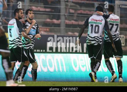 20120901 – CHARLEROI, BELGIEN: Charlerois Spieler feiern während des Jupiler Pro League-Spiels zwischen Sporting Charleroi und AA Gent in Charleroi am Samstag, den 01. September 2012, am sechsten Tag der belgischen Fußballmeisterschaft. BELGA PHOTO VIRGINIE LEFOUR Stockfoto