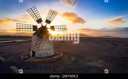 Spanische Windmühle bei Sonnenuntergang. Scenics auf der Kanarischen Insel Fuerteventura. Draufsicht auf die Windmühlen von Tefia Stockfoto