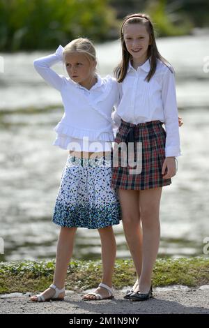 20120902 – BRÜSSEL, BELGIEN: Prinzessin Louise und Prinzessin Laetitia Maria, die am Sonntag, den 02. September 2012, bei einem Fotoshooting mit der belgischen Königsfamilie im Schloss Laeken-Laken in Brüssel fotografiert wurden. BELGA FOTO DIRK WAEM Stockfoto