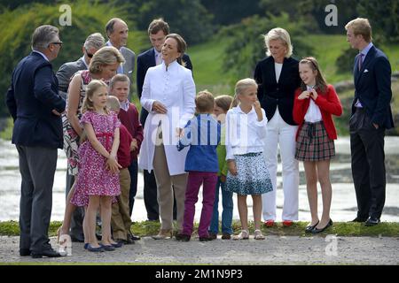 20120902 - BRÜSSEL, BELGIEN: Prinz Laurent von Belgien, Kronprinz Philippe von Belgien, Prinzessin Mathilde von Belgien, Prinzessin Elisabeth, Prinz Gabriel, Prinz Lorenz von Belgien, Prinz Amedeo, Prinzessin Claire von Belgien, Prinz Nicolas, Prinz Aymeric, Prinzessin Louise, Prinzessin Astrid von Belgien, Prinzessin Laetitia Maria und Prinz Joachim wurden bei einem Fotoshooting mit der belgischen Königsfamilie am Sonntag, den 02. September 2012, im Schloss Laeken-Laken in Brüssel fotografiert. BELGA FOTO DIRK WAEM Stockfoto