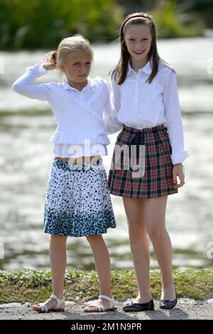 20120902 – BRÜSSEL, BELGIEN: Prinzessin Louise und Prinzessin Laetitia Maria, die am Sonntag, den 02. September 2012, bei einem Fotoshooting mit der belgischen Königsfamilie im Schloss Laeken-Laken in Brüssel fotografiert wurden. BELGA FOTO DIRK WAEM Stockfoto