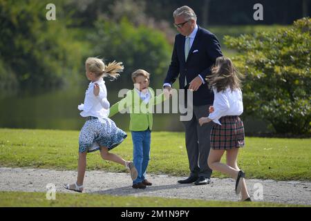 20120902 – BRÜSSEL, BELGIEN: Prinzessin Louise, Prinz Aymeric, Prinz Laurent von Belgien und Prinzessin Laetitia Maria, die am Sonntag, den 02. September 2012, bei einem Fotoshooting mit der belgischen Königsfamilie im Schloss Laeken-Laken in Brüssel fotografiert wurden. BELGA FOTO DIRK WAEM Stockfoto