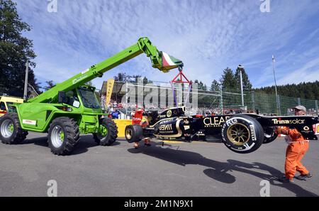 20120901 – BRÜSSEL, BELGIEN: Das Auto des französischen Romain Grosjean von Lotus, das nach einem Unfall zu Beginn des Großen Preises F1 von Belgien in Spa-Francorchamps am Samstag, den 01. September 2012, abgebildet wurde. BELGA FOTO ERIC LALMAND Stockfoto