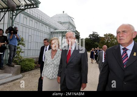 20120902 – BRÜSSEL, BELGIEN: Königin Paola von Belgien, König Albert II von Belgien und Leiter der Protokollabteilung des Königlichen Palastes, Vizeadmiral Pierre Warnauts, das anlässlich der Feierlichkeiten zum 20.. Jahrestag der Königin-Paola-Stiftung im Königlichen Schloss in Laken-Laeken am Sonntag, den 02. September 2012, in Brüssel abgebildet wurde. BELGA FOTO NICOLAS MAETERLINCK Stockfoto