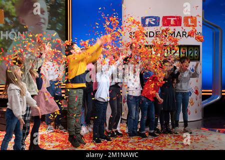 Moderator Wolfram KONS freut sich mit den Kindern über die Spendensumme von 41.107.923 Euro, 27. RTL Spendenmarathon 'Wir helfen Kindern', Fernsehen, 17..-18.. November 2022. Stockfoto