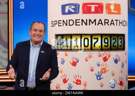 Moderator Wolfram KONS freut sich über die Spende von 41.107.923 Euro, 27. RTL Spendenmarathon 'Wir helfen Kindern', Fernsehen, 17.-18. November 2022. Stockfoto