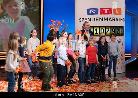 Moderator Wolfram KONS freut sich mit den Kindern über die Spende von insgesamt 41.107.923 Euro, 27. RTL Spendenmarathon „We help children“, Fernsehen, 17.-18. November 2022. Stockfoto