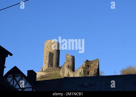 Löwenburg oberhalb von Monreal Stockfoto