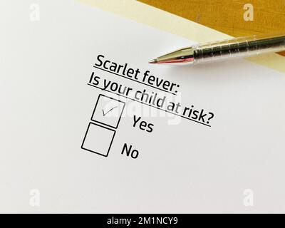 Eine ist die Beantwortung der Frage nach einer Infektion des Kindes. Sein Kind ist einem Risiko für Scharlach ausgesetzt. Stockfoto