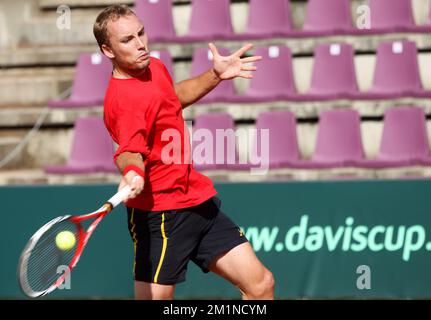 20120912 Uhr – BRÜSSEL, BELGIEN: Belgischer Steve Darcis, abgebildet während eines Trainings des belgischen Davis Cup-Teams im Royal Primerose Tennis Club in Brüssel, Mittwoch, den 12. September 2012. An diesem Wochenende spielen Belgien und Schweden ein Play-off-Spiel für die Weltgruppe. BELGA PHOTO VIRGINIE LEFOUR Stockfoto