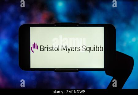 Indien. 13.. Dezember 2022. In dieser Fotoabbildung wird das Logo von Bristol Myers Squibb auf dem Bildschirm eines Mobiltelefons angezeigt. (Foto: Idrees Abbas/SOPA Images/Sipa USA) Guthaben: SIPA USA/Alamy Live News Stockfoto