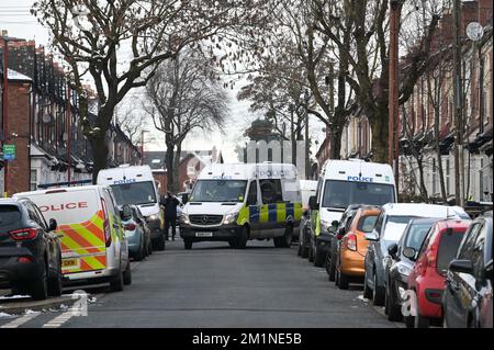 Clarence Road, Handsworth, 13. Dezember 2022. Die Polizei auf einem Grundstück, auf dem Detectives heute (Dienstag, 13. Dezember) begonnen haben, den Garten eines Handsworth-Grundstücks zu durchsuchen, nachdem sie Informationen über die mögliche Beerdigung menschlicher Überreste erhalten hatte. Es wurden Informationen über den Tod eines Kindes in einem Haus in der Clarence Road im Jahr 2020 erhalten, und eine Untersuchung wurde eingeleitet. Zwei Personen, ein Mann im Alter von 40 Jahren und eine Frau im Alter von 41 Jahren, wurden am 9. Dezember wegen des Verdachts, den Tod eines Kindes verursacht oder zugelassen zu haben, und vorsätzlicher Vernachlässigung verhaftet. Quelle: Stop Press Media/Alamy Live News Stockfoto