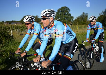 20120919 - VALKENBURG, NIEDERLANDE: Belgischer Greg van Avermaet vom BMC Racing Team, belgischer Philippe Gilbert vom BMC Racing Team und belgischer Jurgen Roelandts von Lotto – Belisol, die in einem Training vor dem Sunday's Men's Elite Road Race bei der UCI Road World Cycling Championships am Mittwoch, den 19. September 2012 in Valkenburg, Niederlande, gezeigt wurden. BELGA FOTO DIRK WAEM Stockfoto