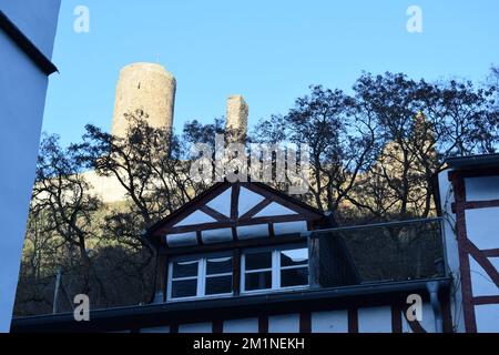 Löwenburg oberhalb von Monreal Stockfoto