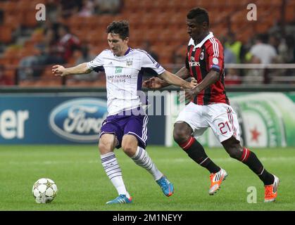 20120918 – MAILAND, ITALIEN: Anderlecht's Sacha Kljestan und Kevin Kevin von Mailand kämpfen während des Fußballspiels UEFA Champions League Gruppe C zwischen dem italienischen Associazione Calcio Milan und der belgischen Fußballmannschaft RSC Anderlecht in Mailand, Italien, Dienstag, den 18. September 2012. BELGA PHOTO VIRGINIE LEFOUR Stockfoto