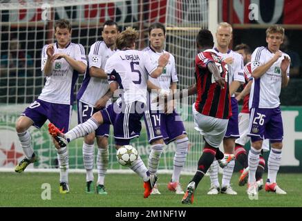 20120918 – MAILAND, ITALIEN: Kevin Constant von Mailand und Anderlech's Spielerwand, die während des Fußballspiels der UEFA Champions League Gruppe C zwischen dem italienischen Associazione Calcio Milan und der belgischen Fußballmannschaft RSC Anderlecht in Mailand, Italien, am Dienstag, den 18. September 2012, abgebildet wurden. BELGA PHOTO VIRGINIE LEFOUR Stockfoto