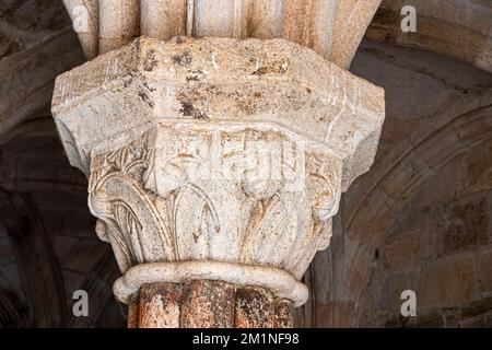 Romanische Hauptstädte im mittelalterlichen Kapitelhaus des Klosters der Heiligen Maria von Carracedo, Spanien Stockfoto