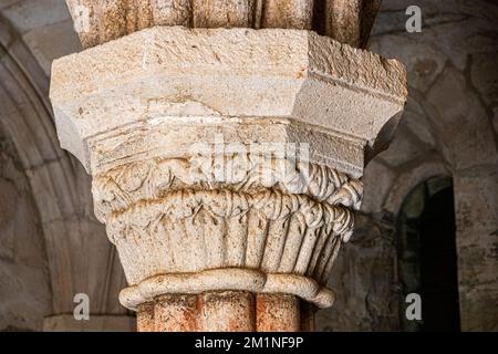 Romanische Hauptstädte im mittelalterlichen Kapitelhaus des Klosters der Heiligen Maria von Carracedo, Spanien Stockfoto