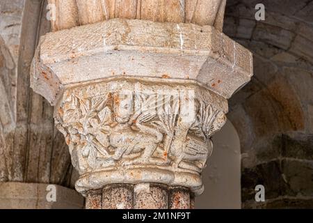 Romanische Hauptstädte im mittelalterlichen Kapitelhaus des Klosters der Heiligen Maria von Carracedo, Spanien Stockfoto