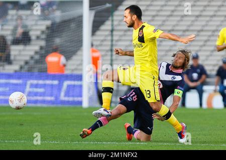 20120920 – BORDEAUX, FRANKREICH: Victor Vazquez Solsona des Vereins und der Mittelfieder Jaroslav Plasil von Bordeaux kämpfen um den Ball während der ersten Etappe des ersten Spiels der Europa League zwischen dem belgischen Fußballteam Club Brügge und dem französischen Team FC Girondins de Bordeaux, Donnerstag, den 20. September 2012 in Bordeaux, Frankreich. BELGA FOTO BRUNO FAHY Stockfoto