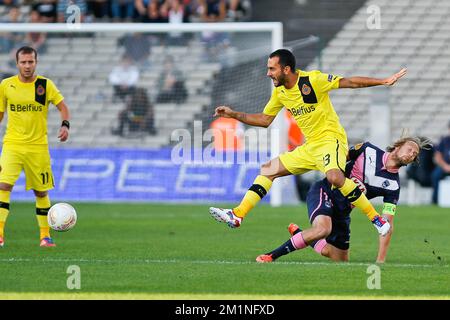 20120920 – BORDEAUX, FRANKREICH: Victor Vazquez Solsona des Vereins und der Mittelfieder Jaroslav Plasil von Bordeaux kämpfen um den Ball während der ersten Etappe des ersten Spiels der Europa League zwischen dem belgischen Fußballteam Club Brügge und dem französischen Team FC Girondins de Bordeaux, Donnerstag, den 20. September 2012 in Bordeaux, Frankreich. BELGA FOTO BRUNO FAHY Stockfoto