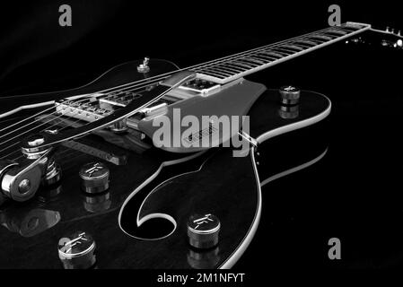 Amsterdam, Nederland. Dezember 2022. Eine akustische Gretsch-Gitarre in Schwarz-Weiß. Hochwertiges Foto Stockfoto