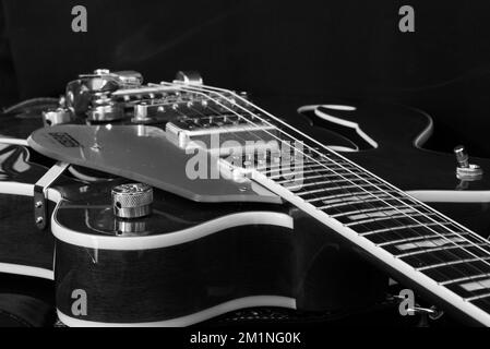 Amsterdam, Nederland. Dezember 2022. Eine akustische Gretsch-Gitarre in Schwarz-Weiß. Hochwertiges Foto Stockfoto