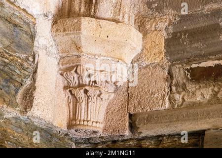 Romanische Kapellen im mittelalterlichen Kapitelhaus des Klosters der Heiligen Maria von Carracedo, Spanien Stockfoto