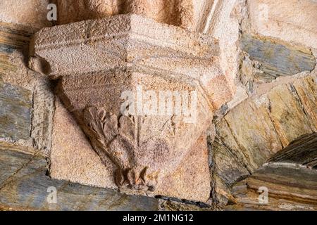 Romanische Kapellen im mittelalterlichen Kapitelhaus des Klosters der Heiligen Maria von Carracedo, Spanien Stockfoto