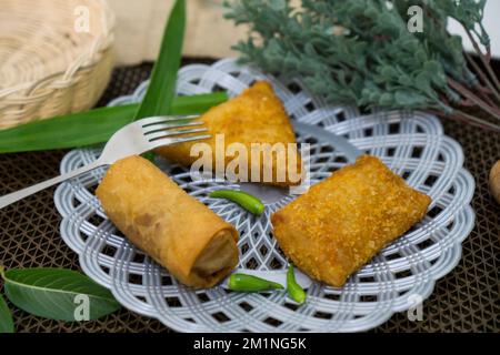 Rougut, Lumpia und Risol geräuchertes Rindfleisch, traditionelles indonesisches Essen auf weißem Teller Stockfoto