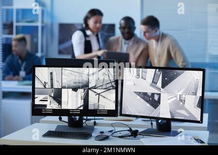 Hintergrundbild von zwei Computerbildschirmen mit Überwachungskamera-Feed in der Sicherheits- und Überwachungszentrale Stockfoto