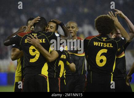 20121012 – BELGRAD, SERBIEN: Die Spieler feiern nach dem Sieg des Qualifikationsspiels zwischen Serbien und den belgischen Red Devils am Freitag, den 12. Oktober 2012 in Belgrad, Republik Serbien. Dies ist das dritte von zehn Qualifikationsspielen für die Fußball-Weltmeisterschaft 2014. BELGA FOTO DIRK WAEM Stockfoto