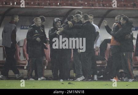 20121012 – BELGRAD, SERBIEN: Der belgische Cheftrainer Marc Wilmots und seine Mitarbeiter feiern nach dem Sieg des Qualifikationsspiels zwischen Serbien und den belgischen Roten Teufeln am Freitag, den 12. Oktober 2012 in Belgrad, Republik Serbien. Dies ist das dritte von zehn Qualifikationsspielen für die Fußball-Weltmeisterschaft 2014. BELGA FOTO DIRK WAEM Stockfoto