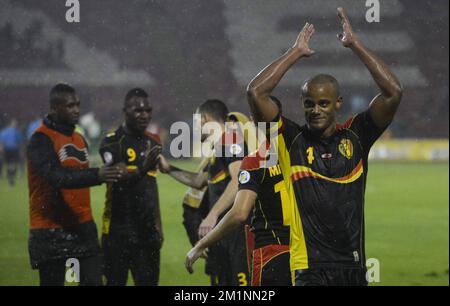 20121012 – BELGRAD, SERBIEN: Vincent Kompany aus Belgien feiert nach dem Sieg des Qualifikationsspiels zwischen Serbien und den belgischen Roten Teufeln am Freitag, den 12. Oktober 2012 in Belgrad, Republik Serbien. Dies ist das dritte von zehn Qualifikationsspielen für die Fußball-Weltmeisterschaft 2014. BELGA FOTO DIRK WAEM Stockfoto