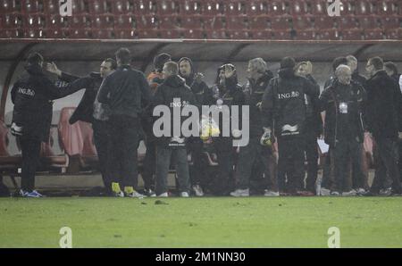 20121012 – BELGRAD, SERBIEN: Der belgische Cheftrainer Marc Wilmots und seine Mitarbeiter feiern nach dem Sieg des Qualifikationsspiels zwischen Serbien und den belgischen Roten Teufeln am Freitag, den 12. Oktober 2012 in Belgrad, Republik Serbien. Dies ist das dritte von zehn Qualifikationsspielen für die Fußball-Weltmeisterschaft 2014. BELGA FOTO DIRK WAEM Stockfoto