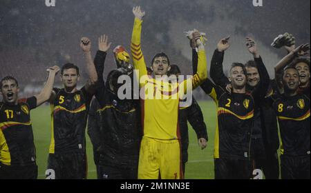 20121012 – BELGRAD, SERBIEN: Die Spieler feiern nach dem Sieg des Qualifikationsspiels zwischen Serbien und den belgischen Red Devils am Freitag, den 12. Oktober 2012 in Belgrad, Republik Serbien. Dies ist das dritte von zehn Qualifikationsspielen für die Fußball-Weltmeisterschaft 2014. BELGA FOTO DIRK WAEM Stockfoto