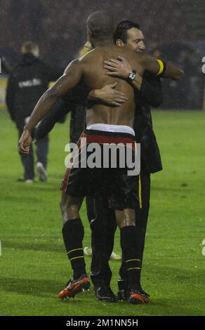 20121012 – BELGRAD, SERBIEN: Vincent Kompany aus Belgien und Marc Wilmots, der Cheftrainer aus Belgien, feiern nach dem Sieg im Qualifikationsspiel zwischen Serbien und den belgischen Roten Teufeln am Freitag, den 12. Oktober 2012 in Belgrad, Republik Serbien. Dies ist das dritte von zehn Qualifikationsspielen für die Fußball-Weltmeisterschaft 2014. BELGA FOTO DIRK WAEM Stockfoto