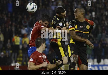 20121012 - BELGRAD, SERBIEN: Serbiens Matija Nastasic , Belgiens Thomas Vermaelen und Belgiens Vincent Kompany kämpfen um den Ball während des Qualifikationsspiels zwischen Serbien und den belgischen Red Devils am Freitag, den 12. Oktober 2012 in Belgrad, Republik Serbien. Dies ist das dritte von zehn Qualifikationsspielen für die Fußball-Weltmeisterschaft 2014. BELGA FOTO DIRK WAEM Stockfoto