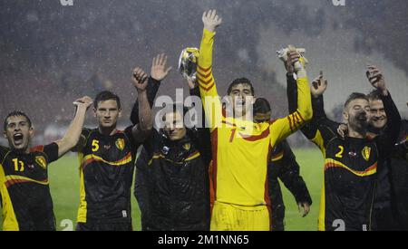 20121012 – BELGRAD, SERBIEN: Die Spieler feiern nach dem Sieg des Qualifikationsspiels zwischen Serbien und den belgischen Red Devils am Freitag, den 12. Oktober 2012 in Belgrad, Republik Serbien. Dies ist das dritte von zehn Qualifikationsspielen für die Fußball-Weltmeisterschaft 2014. BELGA FOTO DIRK WAEM Stockfoto