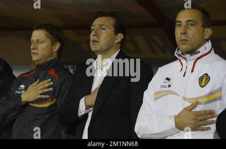 20121012 – BELGRAD, SERBIEN: Der belgische Cheftrainer Marc Wilmots singt die Nationalhymne zu Beginn des Qualifikationsspiels zwischen Serbien und den belgischen Red Devils am Freitag, den 12. Oktober 2012 in Belgrad, Republik Serbien. Dies ist das dritte von zehn Qualifikationsspielen für die Fußball-Weltmeisterschaft 2014. BELGA FOTO DIRK WAEM Stockfoto