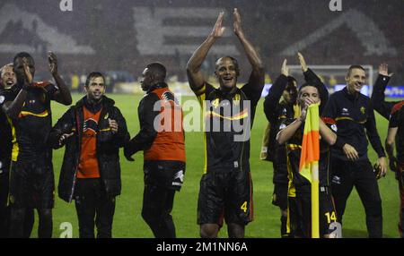 20121012 – BELGRAD, SERBIEN: Vincent Kompany aus Belgien feiert nach dem Sieg des Qualifikationsspiels zwischen Serbien und den belgischen Roten Teufeln am Freitag, den 12. Oktober 2012 in Belgrad, Republik Serbien. Dies ist das dritte von zehn Qualifikationsspielen für die Fußball-Weltmeisterschaft 2014. BELGA FOTO DIRK WAEM Stockfoto