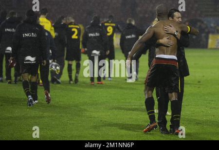 20121012 – BELGRAD, SERBIEN: Vincent Kompany aus Belgien und Marc Wilmots Cheftrainer aus Belgien Qualifikationsspiel zwischen Serbien und den belgischen Red Devils, Freitag, den 12. Oktober 2012 in Belgrad, Republik Serbien. Dies ist das dritte von zehn Qualifikationsspielen für die Fußball-Weltmeisterschaft 2014. BELGA FOTO DIRK WAEM Stockfoto