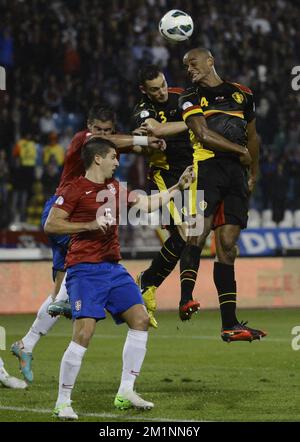 20121012 - BELGRAD, SERBIEN: Serbiens Matija Nastasic , Belgiens Thomas Vermaelen und Belgiens Vincent Kompany kämpfen um den Ball während des Qualifikationsspiels zwischen Serbien und den belgischen Red Devils am Freitag, den 12. Oktober 2012 in Belgrad, Republik Serbien. Dies ist das dritte von zehn Qualifikationsspielen für die Fußball-Weltmeisterschaft 2014. BELGA FOTO DIRK WAEM Stockfoto