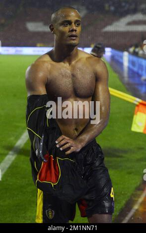 20121012 – BELGRAD, SERBIEN: Vincent Kompany aus Belgien feiert nach dem Sieg des Qualifikationsspiels zwischen Serbien und den belgischen Roten Teufeln am Freitag, den 12. Oktober 2012 in Belgrad, Republik Serbien. Dies ist das dritte von zehn Qualifikationsspielen für die Fußball-Weltmeisterschaft 2014. BELGA FOTO DIRK WAEM Stockfoto