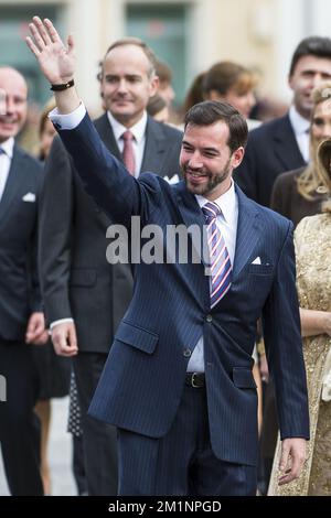 20121019 - LUXEMBURG, LUXEMBURG: Prinz Guillaume, Erbgroßherzog von Luxemburg, das bei der Ankunft im Rathaus von Luxemburg anlässlich der standesamtlichen Hochzeit von Kronprinz Guillaume von Luxemburg und seiner Verlobten, belgische Gräfin Stephanie de Lannoy, am Freitag, den 19. Oktober 2012, in Luxemburg-Stadt zu sehen ist. Die Hochzeitsfeier dauert zwei Tage. BELGA FOTO NICOLAS LAMBERT Stockfoto