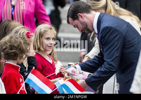 20121019 - LUXEMBURG, LUXEMBURG: Prinz Guillaume, Erbgroßherzog von Luxemburg, das bei der Ankunft im Rathaus von Luxemburg anlässlich der standesamtlichen Hochzeit von Kronprinz Guillaume von Luxemburg und seiner Verlobten, belgische Gräfin Stephanie de Lannoy, am Freitag, den 19. Oktober 2012, in Luxemburg-Stadt zu sehen ist. Die Hochzeitsfeier dauert zwei Tage. BELGA FOTO NICOLAS LAMBERT Stockfoto